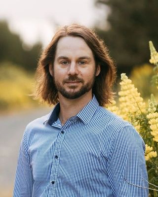 Photo of Dr. Lee Hooper, Psychotherapist, PhD, PBANZ