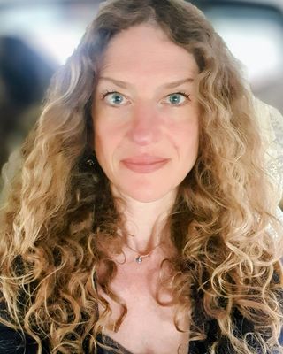Photo of Hannah Ruth Simons, Psychotherapist, MA, HCPC-Art Therap.