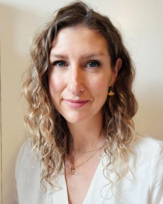 Photo of Dr Olivia Kneen, Psychologist, PsychD, HCPC - Clin. Psych.