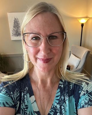 Photo of Lisa Hibler, MA, LCMHC, CHT