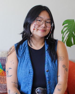 Photo of Laur Edwards, Licensed Social Worker Associate, MSW, MPH, LSWAIC