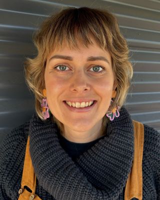 Photo of Elizabeth Holmquest - Elizabeth Holmquest - Paper Daisy Therapy , Social Worker, AMHSW