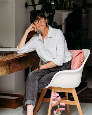 Photo of Rebecca Hitch, Psychotherapist, MA, HCPC-Art Therap.