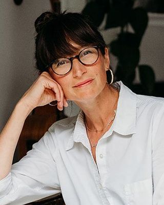 Photo of Rebecca Hitch, Psychotherapist, MA, HCPC-Art Therap.