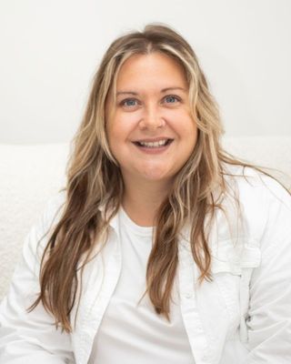 Photo of Samantha Murray, Registered Psychotherapist, MACP, CCTP, RP