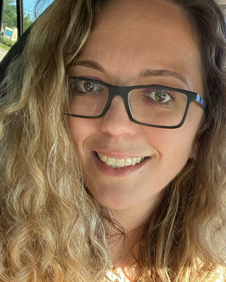 Photo of Leah Comeau, Clinical Social Work/Therapist, LICSW