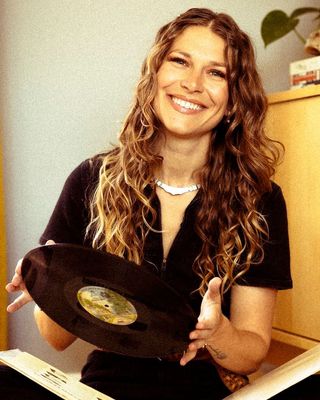Photo of Molly Warren, LMSW, LPMT, MT-BC, CTP