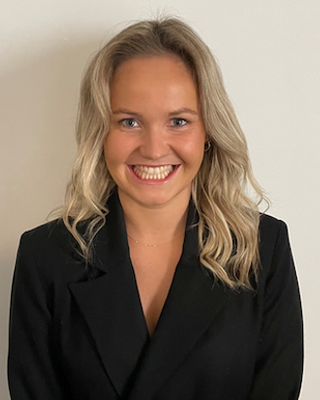 Photo of Eliza Wade, Psychotherapist, MA, MNCPS Acc.