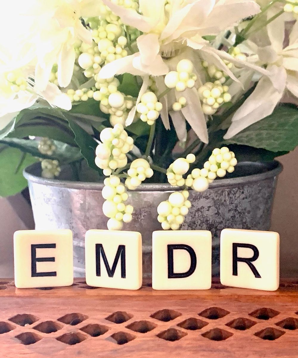 Online EMDR Therapy Illinois - If you're interested in EMDR, or just want to know more about it, reach out and request a free consultation!