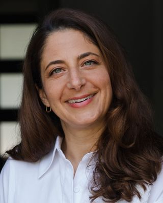 Photo of Iris Glaser, Registered Psychotherapist (Qualifying), MSc, MACP(C)