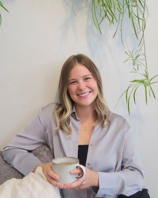 Photo of Maiah Horne - Ottawa Therapist - Maiah Horne, Registered Psychotherapist (Qualifying), MEd, RP(Q)