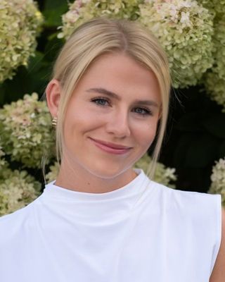 Photo of Hannah De Boer - Eating Disorder & Body Image Therapist, Registered Psychotherapist (Qualifying), MA, RP