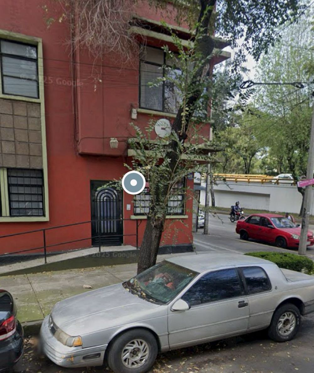 Ingreso a la Clinica José Vasconcelos sobre Juan de la Barrera