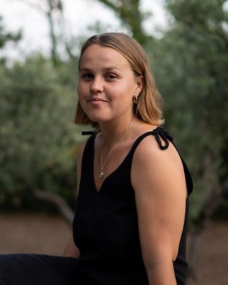Photo of Emma Louise Lever, Psychotherapist, ACA-L2